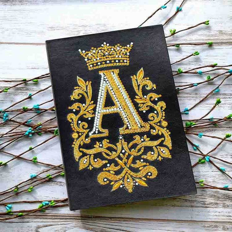 Diamond painting notesbog med bogstavet A i gyldne sten.