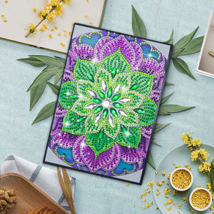 Diamond painting notesbog med lanke sider. Mandalablomst i grønne, blå og lilla nuancer.