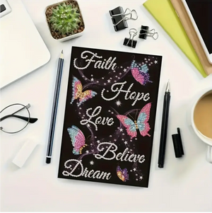 Notesbog pyntet med diamanter - Faith, Hope, Love, Believe og Dream.