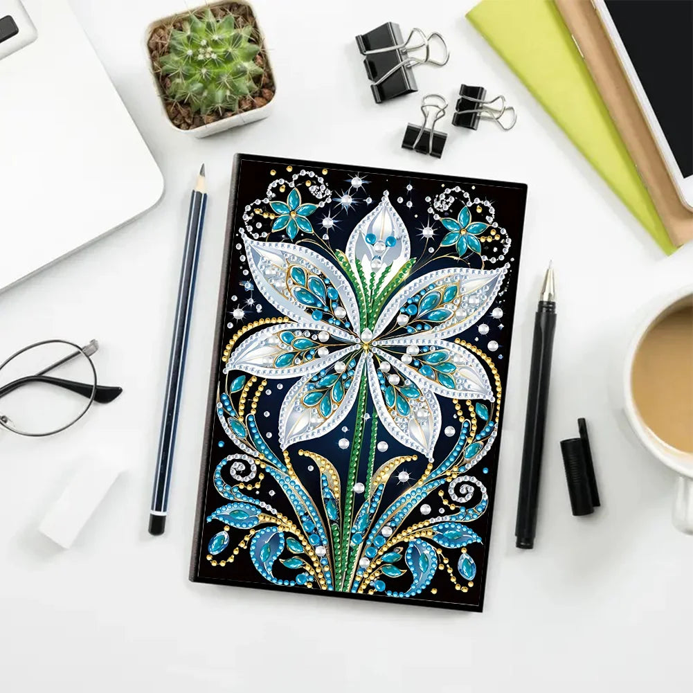Notesbog med blomst i kølige farver. Diamond painting. Blanke sider.