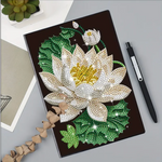 Diamond paint notesbog med hvid åkandeblomst og grønne blad. Sort notesbog.