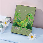Diamond painting notesbog med en grøn dinosaur. Børnevenligt motiv.