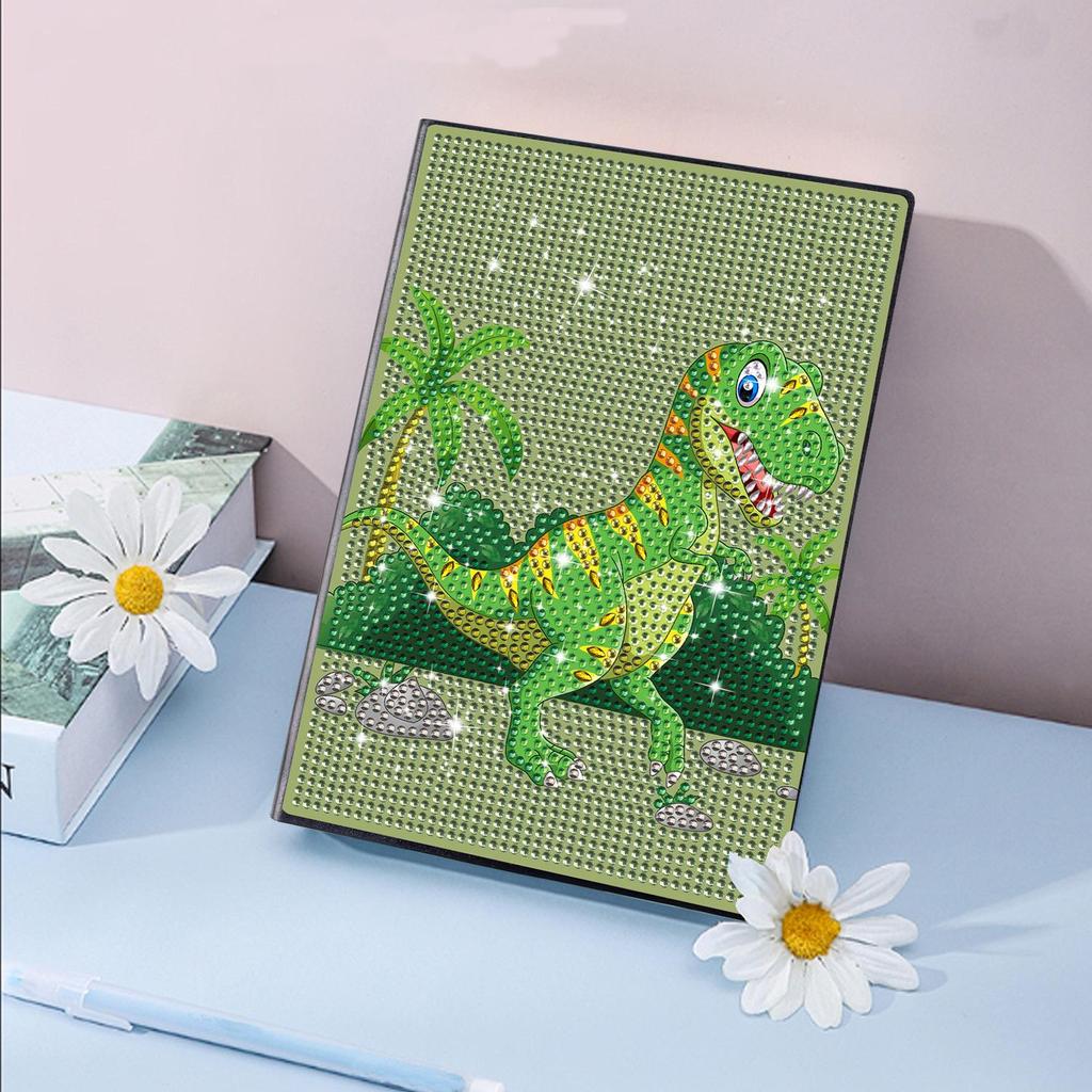 Diamond painting notesbog med en grøn dinosaur. Børnevenligt motiv.