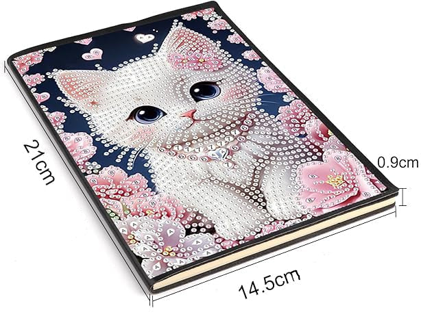 Diamond painting notesbog med en hvid kat omgivet af rosa blomster. Mål: 21x14,5 cm.