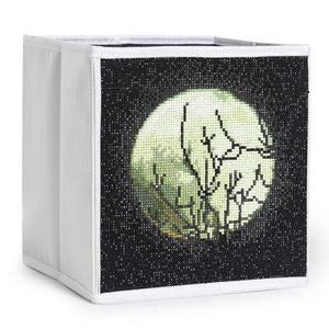 Blød opbevaringskasse med diamond painting. Fuldmåne med bare grene foran.