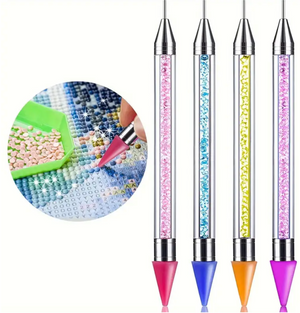 Præcisionspen til diamond painting. Tynd spids der giver bedre overblik over perlens placering på lærredet. Flere farver.
