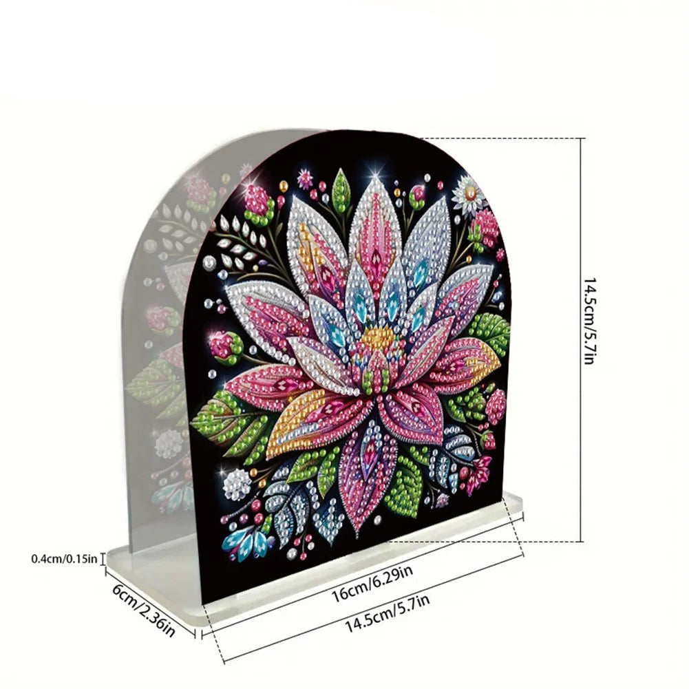 Diamond paint servietholder med en farverig lotusblomst på sort baggrund. 
Mål: 6x14,5x14,5 cm.