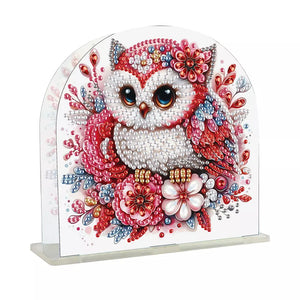 Diamond paint servietholder med en lyserød ugle omgivet af blomster. DIY i akryl.