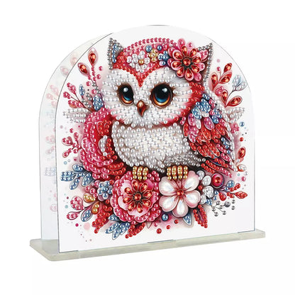 Diamond paint servietholder med en lyserød ugle omgivet af blomster. DIY i akryl.