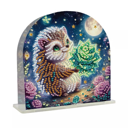Servietholder i akryl med et lille pindsvin der holder en grøn blomst.