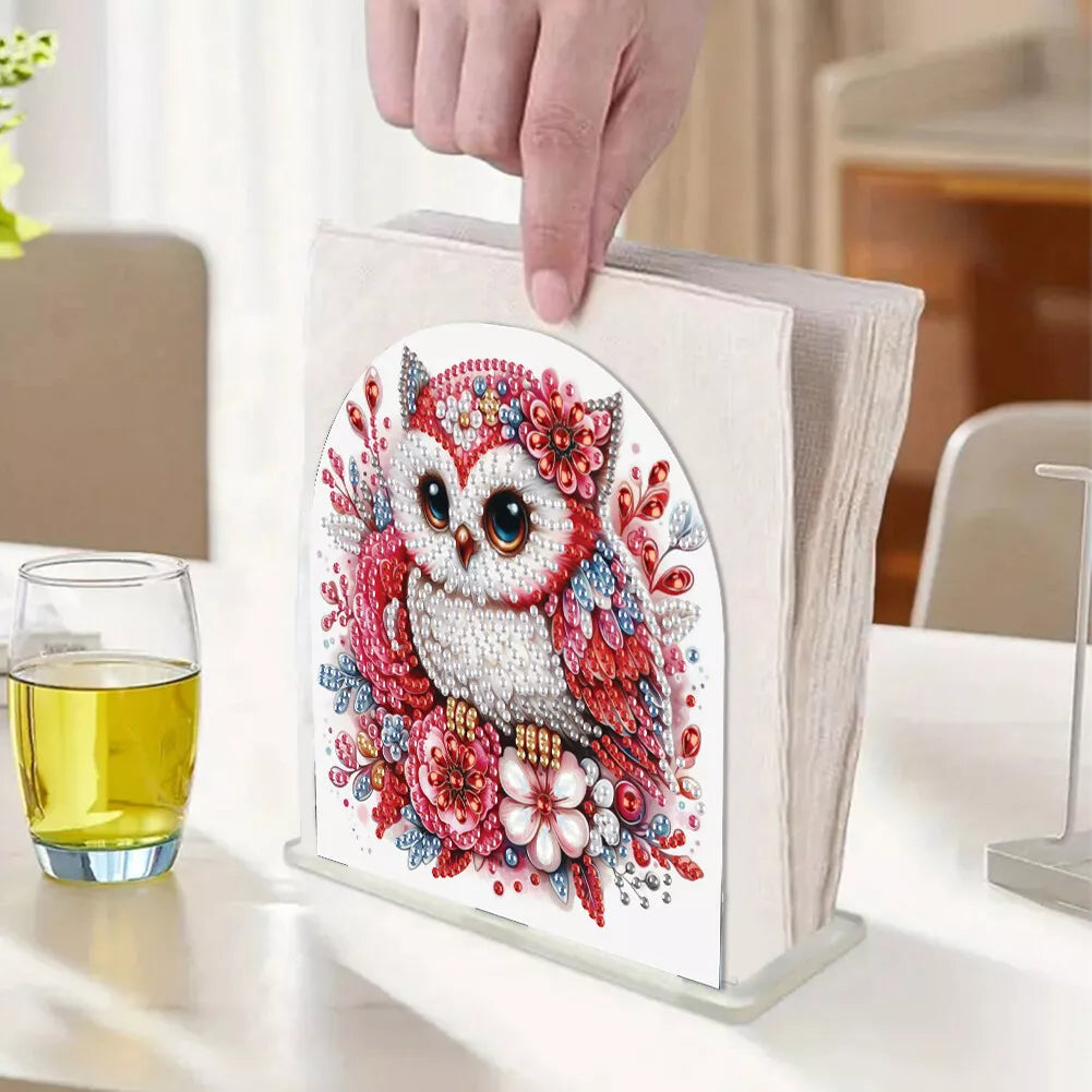 Diamond paint servietholder med en lyserød ugle omgivet af blomster. DIY.