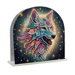Servietholder i akryl med diamond paint. Motivet er en ulv i flotte farver omgivet af stjerner.