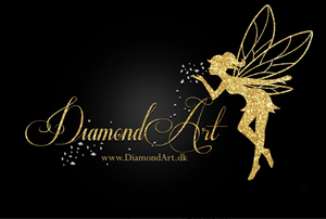 Logo for diamond art skrevet i guldglimmer på sort baggrund. Fe der blæser diamanter.