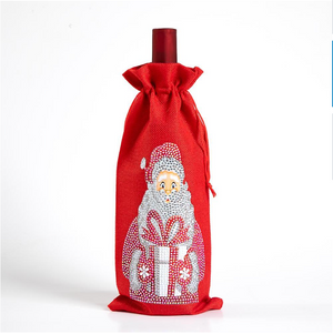 Rød flaskeskjuler med diamond paint. Motiv af julemand med briller og gave i hænderne.
