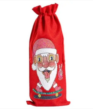 Rød flaskeskjuler i groft stof med motiv af nisse på skateboard på.