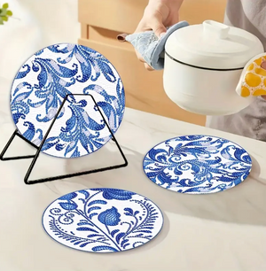 4 stk store bordskånere med smukt porcelænsmønster i hvidt og blåt