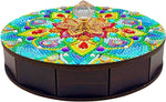 Diamond painting smykkeskrin med farverigt mandalamønster.