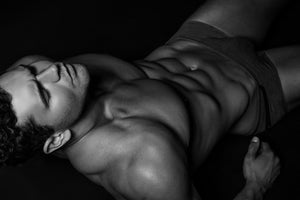 Sensuelt sort/hvid diamond paint portræt af en muskuløs mand i boxershorts.