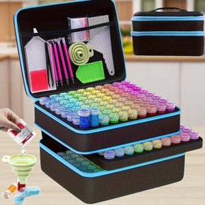 Sort kuffert med 240 runde bøtter og udstyr til diamond paint. Blå lynlås.