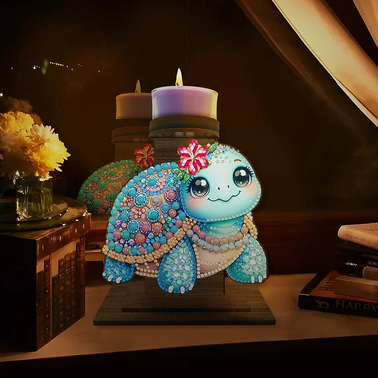 Diamond paint lysestage med en skildpadde i blå nuancer med blomst på hovedet