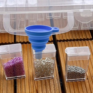 Blå tragt til ophældning af perler.