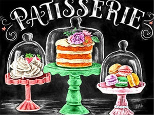 Diamond paint af tre kulørte kagefade med kager på. Sort baggrund med Patisserie skrevet henover.