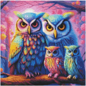 Diamond painting af en uglefamilie - 2 voksne og 2 unger. Stærke farver. Layout version.