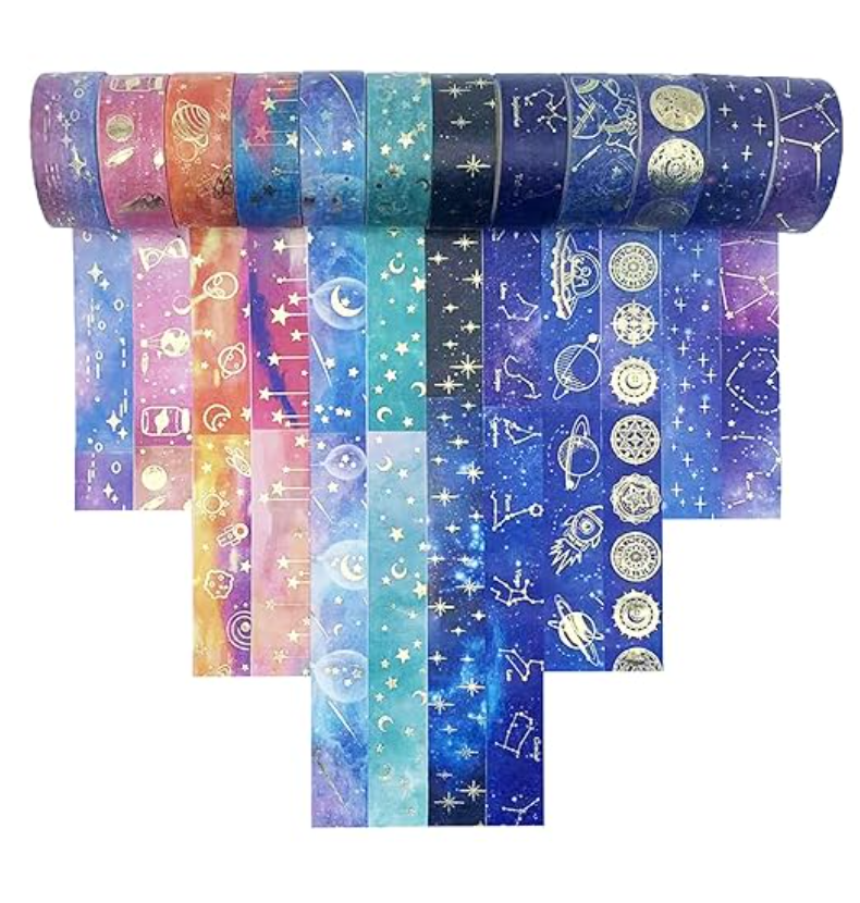 12 ruller washi tape med forskellige stjerner og planeter.
Blandede matte farver med guldtegn.