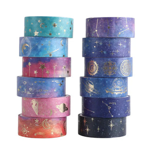 12 ruller washi tape med forskellige astronomiske motiver.
Blandede matte farver med guldtegn.