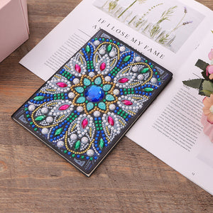 Notesbog med mandalamønster med stor blå diamant