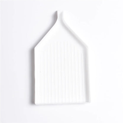 Lille hvid bakke med tud. Benyttes til diamond paint.